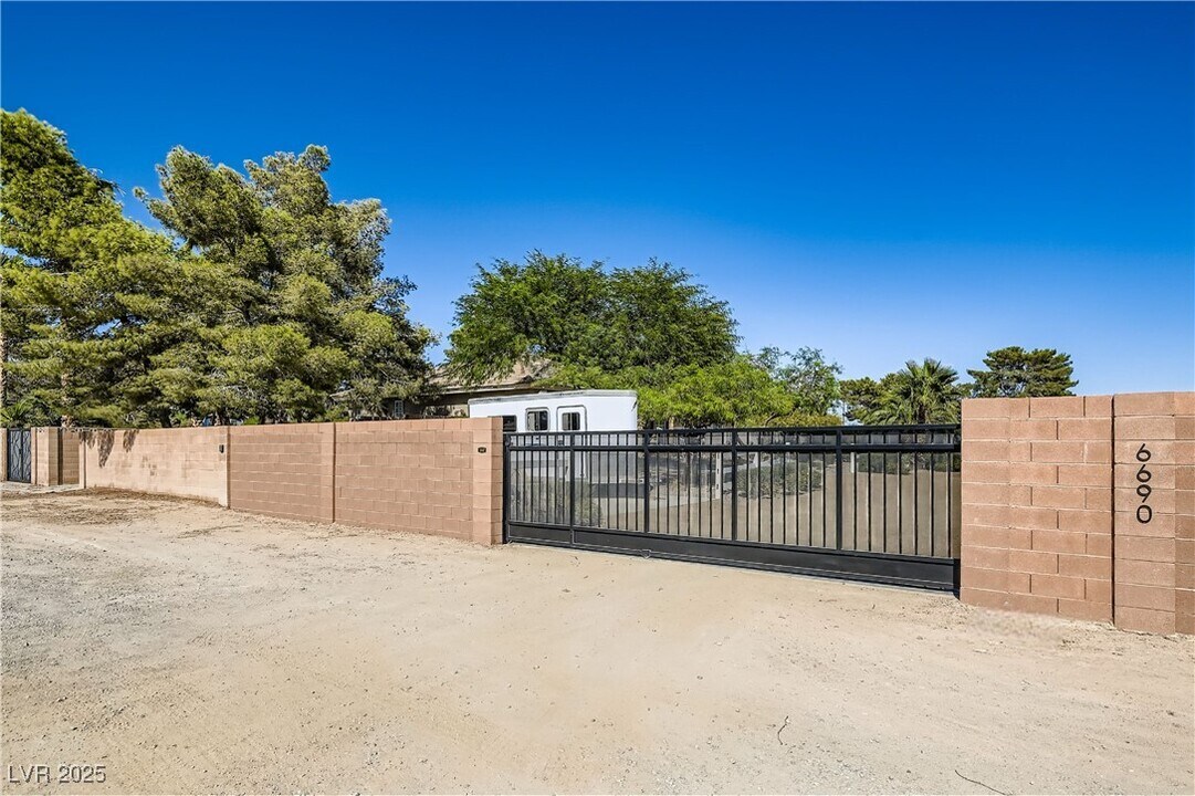 6690 N Torrey Pines Dr in Las Vegas, NV - Building Photo