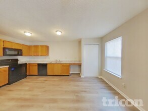 121 Winterwood Dr in Greenwood, IN - Foto de edificio - Building Photo