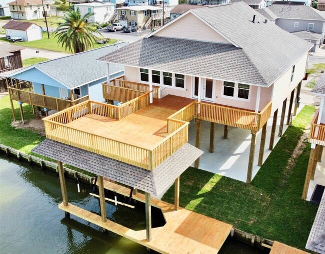 property at 17 Edgewater Dr