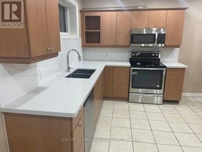 330 Rosedale Dr in Whitby, ON - Building Photo - Building Photo