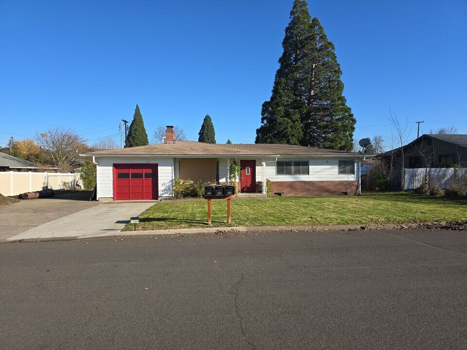 1589 NW Jefferson St in Roseburg, OR - Foto de edificio