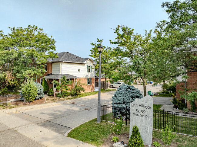 5659 Glen Erin Dr in Mississauga, ON - Building Photo - Building Photo