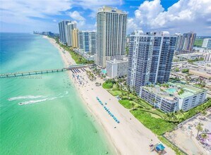16711 Collins Ave in Sunny Isles Beach, FL - Foto de edificio - Building Photo