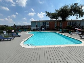 Banyan Shores in Houston, TX - Building Photo - Building Photo