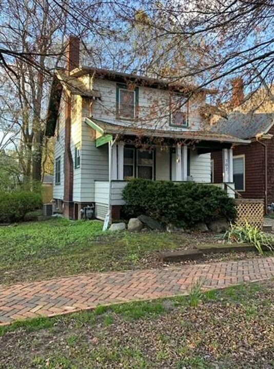702 W Oregon St in Urbana, IL - Building Photo