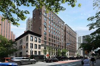 131 E 69th St in New York, NY - Building Photo - Building Photo