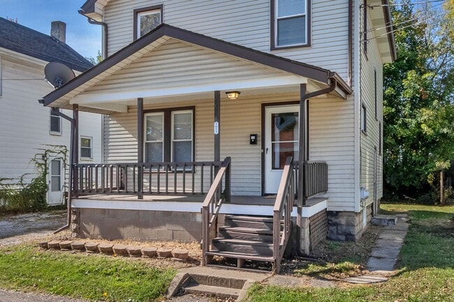 1017 Mosley Ct SW in Canton, OH - Building Photo - Building Photo