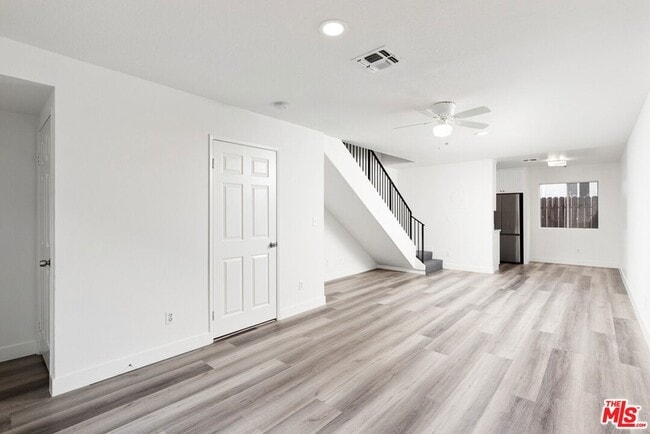 6616 Sylmar Ave in Los Angeles, CA - Foto de edificio - Building Photo