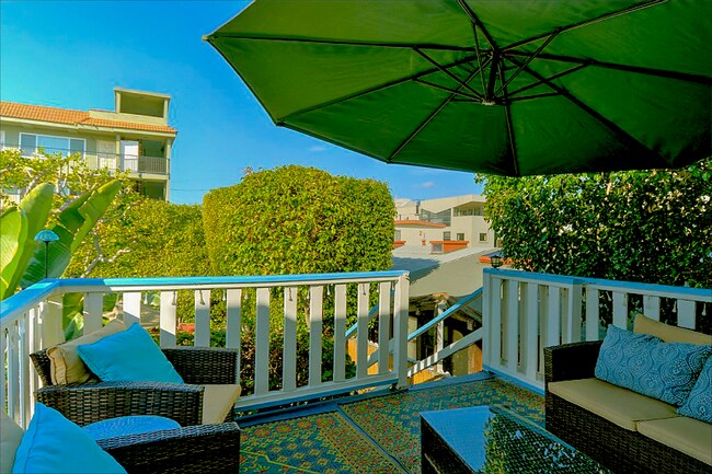12 S Venice Blvd-Unit -16 in Los Angeles, CA - Building Photo - Building Photo