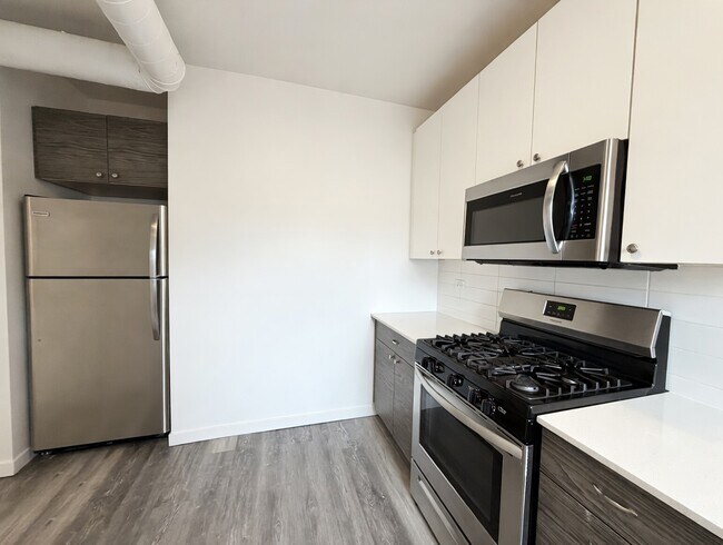 1704 W Glenlake Ave, Unit 08-3 in Chicago, IL - Building Photo - Building Photo