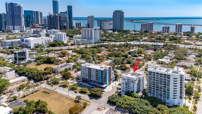 280 SW 20th Rd in Miami, FL - Foto de edificio - Building Photo