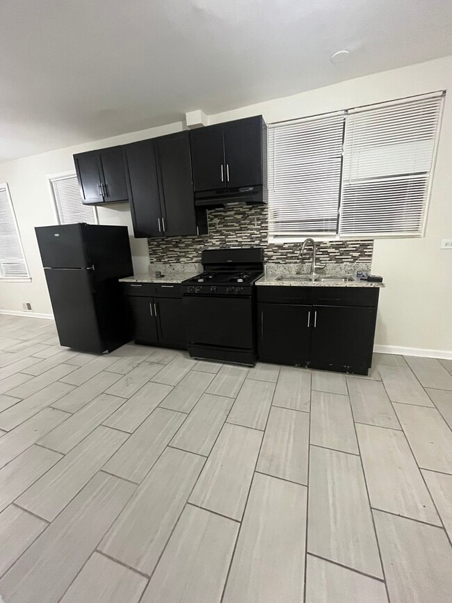 8253 S Brandon Ave in Chicago, IL - Building Photo - Building Photo