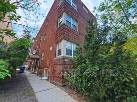 1024 King St E in Hamilton, ON - Building Photo