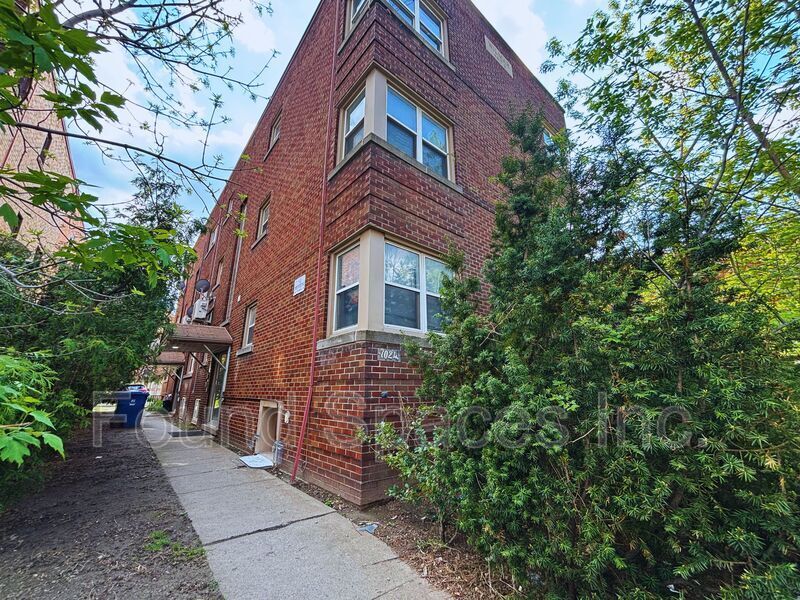 1024 King St E in Hamilton, ON - Building Photo