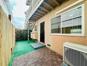 4918 Tujunga Ave in Los Angeles, CA - Foto de edificio - Building Photo