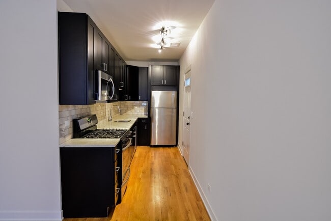 2215 W Eastwood Ave, Unit J01W in Chicago, IL - Building Photo - Building Photo