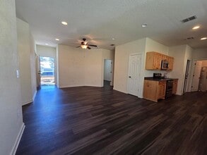 121 Ivy Ln in Kerrville, TX - Foto de edificio - Building Photo