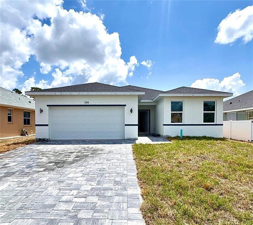 104 Australian Dr in Rotonda West, FL - Foto de edificio