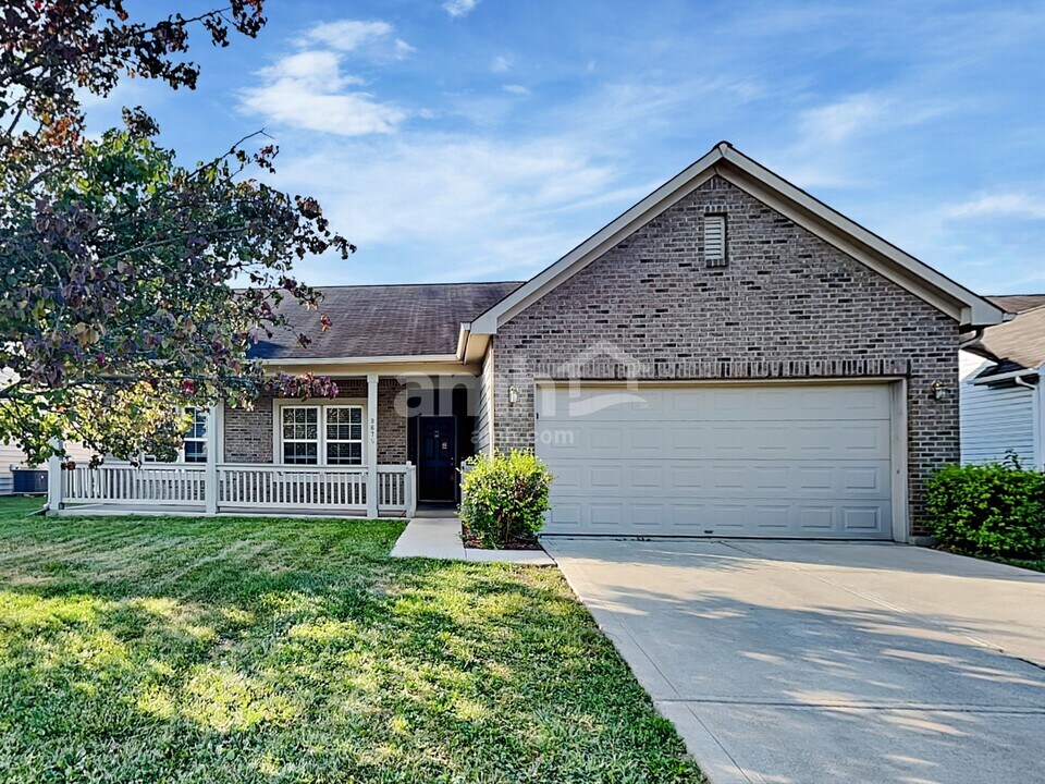 9675 Lomax Dr in Avon, IN - Building Photo