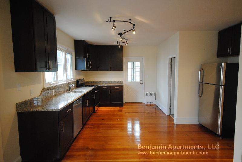 15 Taylor St, Unit 1 in Medford, MA - Building Photo