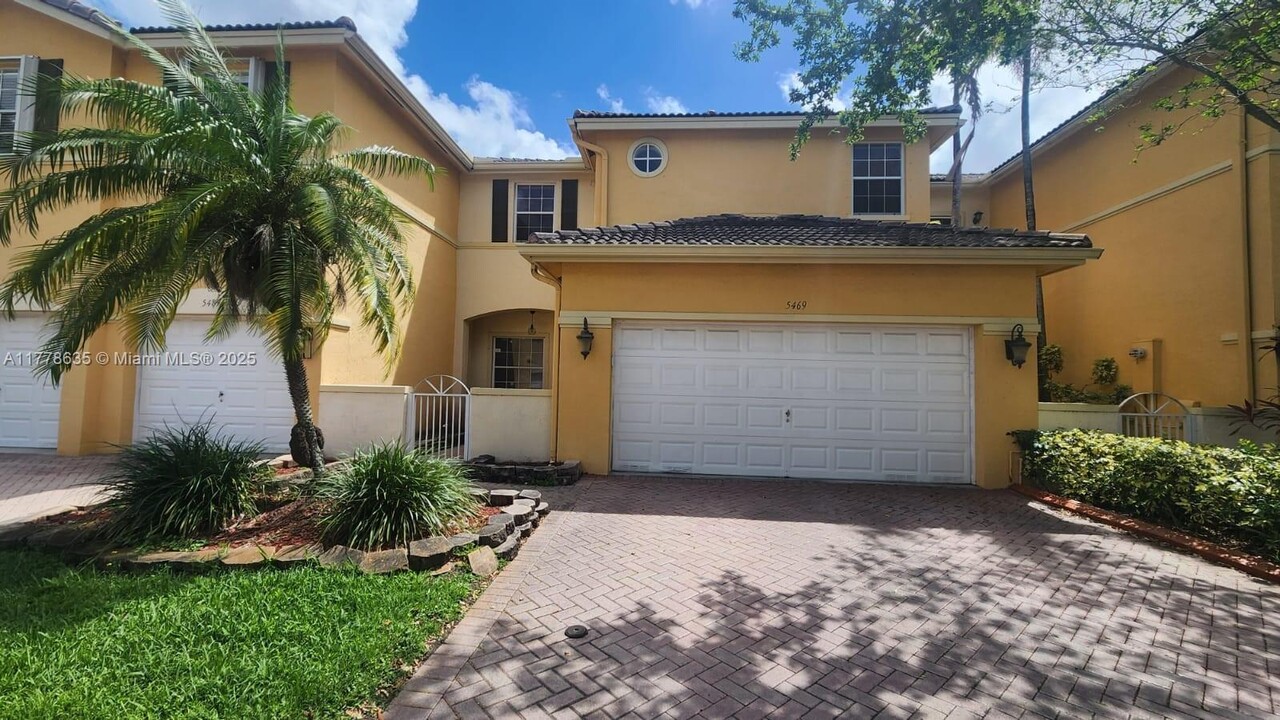 5469 NW 113th Ct in Doral, FL - Foto de edificio