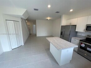 883 NE 211th St in North Miami Beach, FL - Building Photo - Building Photo