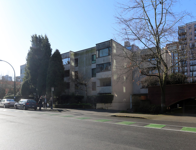 Garden Court in Vancouver, BC - Building Photo - Building Photo