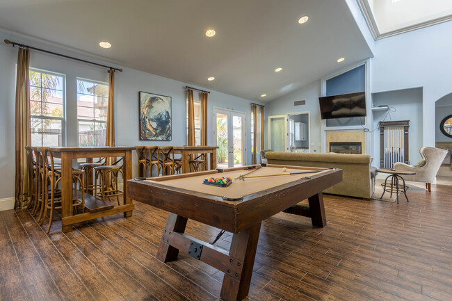 Jasmine Parke in Bakersfield, CA - Building Photo - Interior Photo