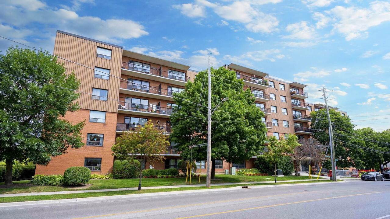 Ridout Towers in London, ON - Building Photo