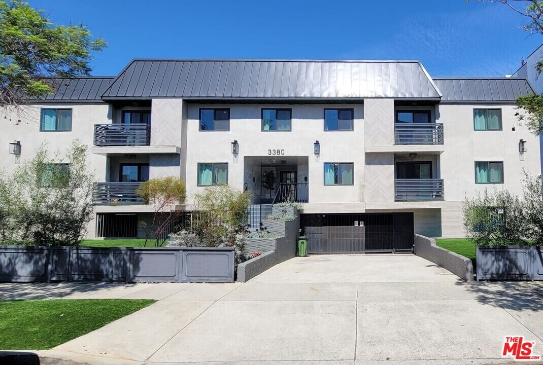 3380 Vinton Ave in Los Angeles, CA - Building Photo