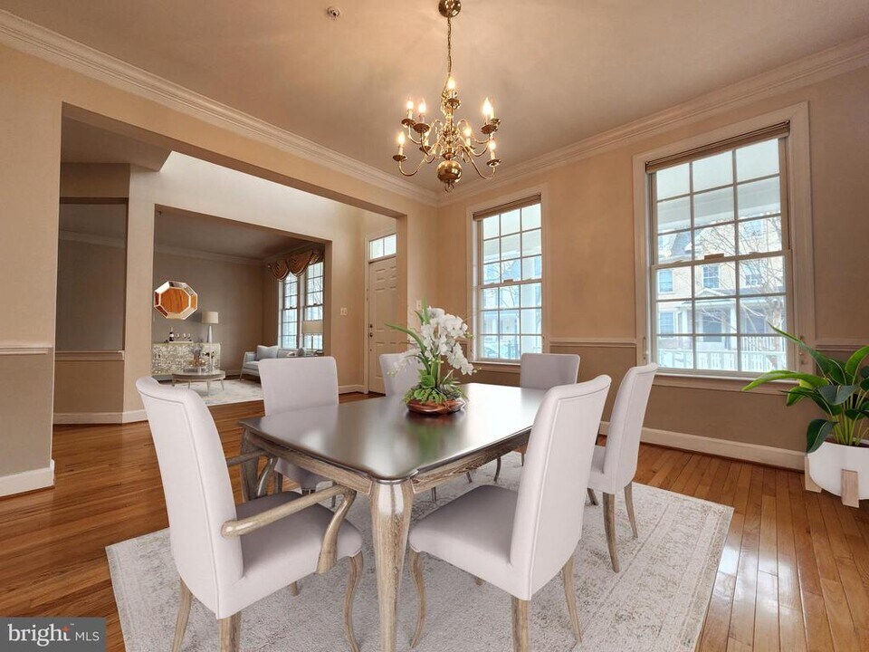 813 Royal Crescent in Rockville, MD - Building Photo