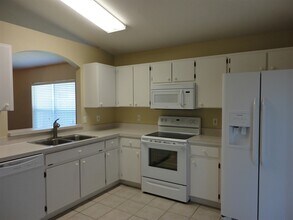 1739 Mosaic Forest Dr in Seffner, FL - Foto de edificio - Building Photo