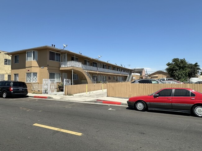 7034-7100 Mountain View Ave in Huntington Park, CA - Building Photo - Building Photo