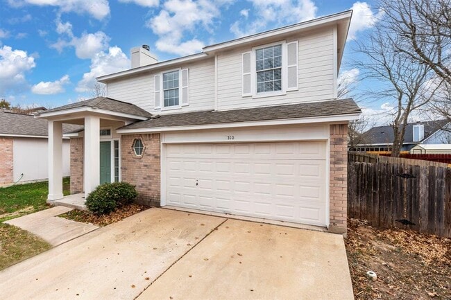 210 Summerside Ave in Lockhart, TX - Building Photo - Building Photo