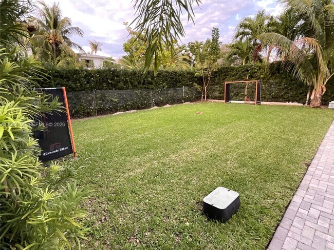 240 Greenwood Dr in Key Biscayne, FL - Building Photo - Building Photo