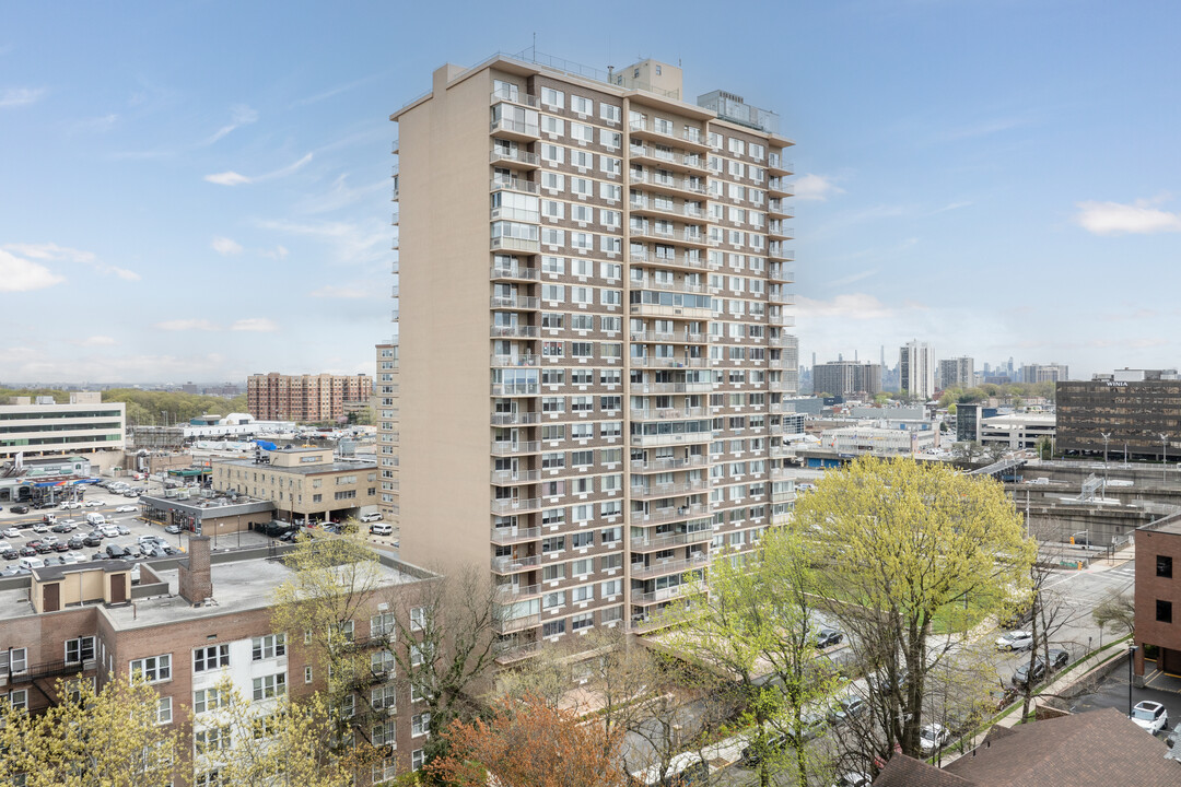 The Regency in Fort Lee, NJ - Building Photo