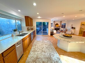 115 Thatcher Ln in Foster City, CA - Foto de edificio - Building Photo