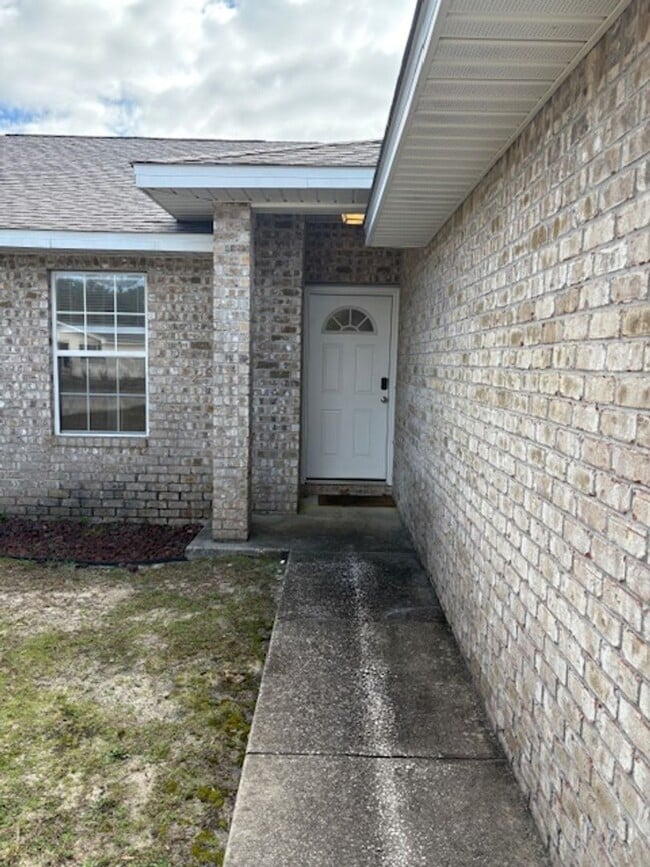 1833 Sundown Dr in Navarre, FL - Building Photo - Building Photo