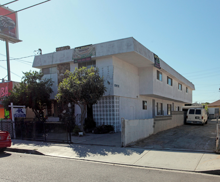 10931 S Inglewood Ave in Inglewood, CA - Building Photo