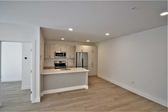 9 New St, Unit 3 in Boston, MA - Building Photo - Building Photo