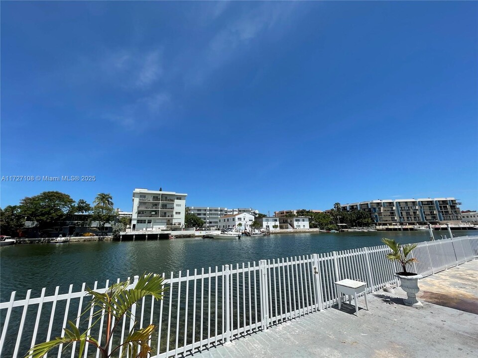 8215 Crespi Blvd in Miami Beach, FL - Building Photo