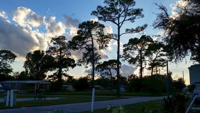 Mill Creek MH & RV Resort in Kissimmee, FL - Foto de edificio - Building Photo