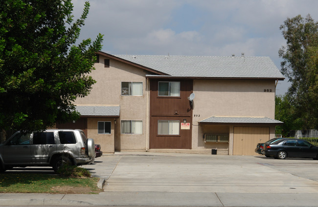 952 E Washington Ave in El Cajon, CA - Foto de edificio - Building Photo