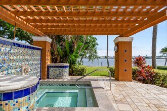 135 Yacht Club Way in Hypoluxo, FL - Foto de edificio - Building Photo