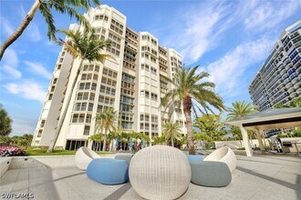 4051 Gulf Shore Blvd N in Naples, FL - Foto de edificio - Building Photo