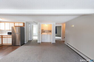 62 Whiton St in Windsor Locks, CT - Building Photo - Building Photo