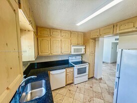 2025 NE 164th St in North Miami Beach, FL - Building Photo