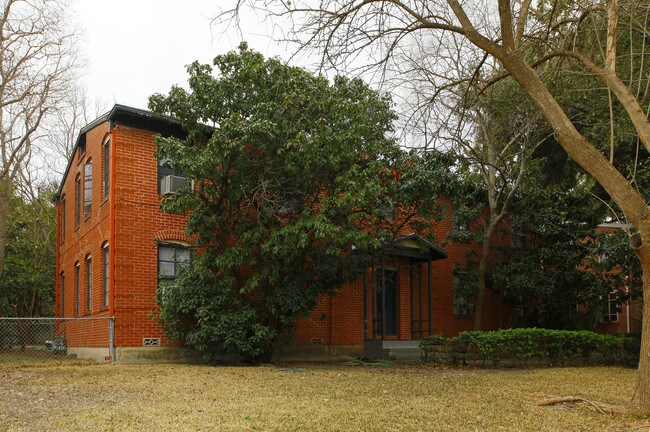 304 E Melrose Pl in San Antonio, TX - Building Photo - Building Photo