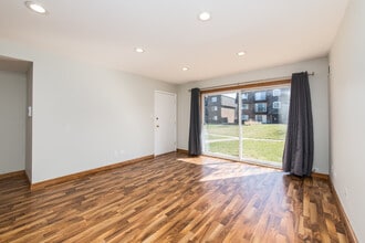 9379 Bay Colony Dr in Des Plaines, IL - Building Photo - Building Photo