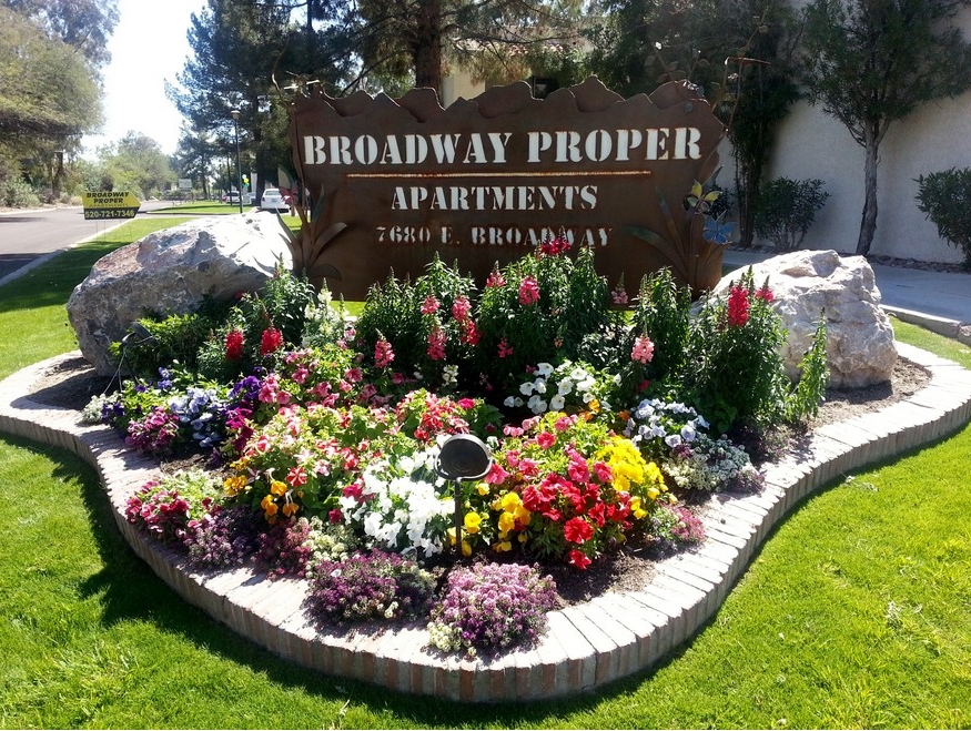 Broadway Proper in Tucson, AZ - Foto de edificio